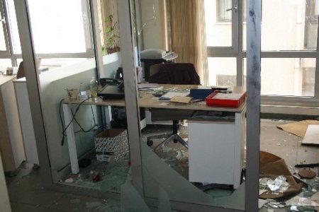 Göztepe maçından sonra taraftarlar kulüp binasını talan etti