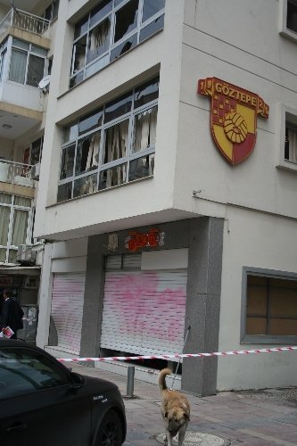 Göztepe maçından sonra taraftarlar kulüp binasını talan etti
