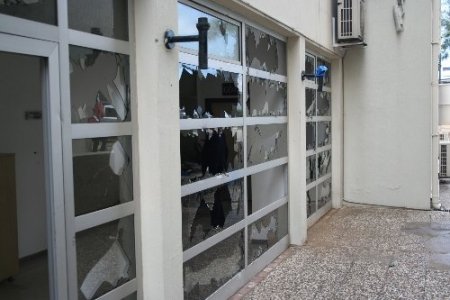 Göztepe maçından sonra taraftarlar kulüp binasını talan etti