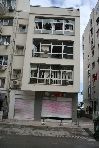 Göztepe maçından sonra taraftarlar kulüp binasını talan etti