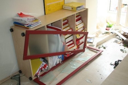 Göztepe maçından sonra taraftarlar kulüp binasını talan etti