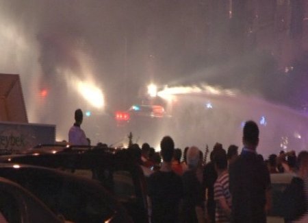 Göztepe taraftarı kulüp binasını basınca polis müdahale etti