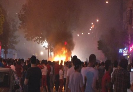 Göztepe taraftarı kulüp binasını basınca polis müdahale etti