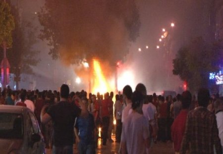 Göztepe taraftarı kulüp binasını basınca polis müdahale etti