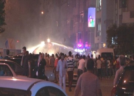 Göztepe taraftarı kulüp binasını basınca polis müdahale etti