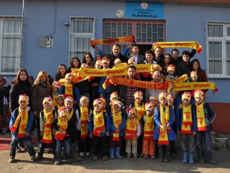 Göztepeli taraftarlardan Balıkesir'deki köy okuluna yardım