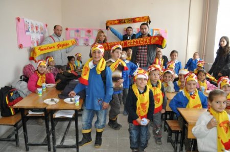 Göztepeli taraftarlardan Balıkesir'deki köy okuluna yardım