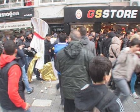 Göztepeliler Aydın’ın katıldığı imza gününde Galatasaray taraftarlarına saldırdı