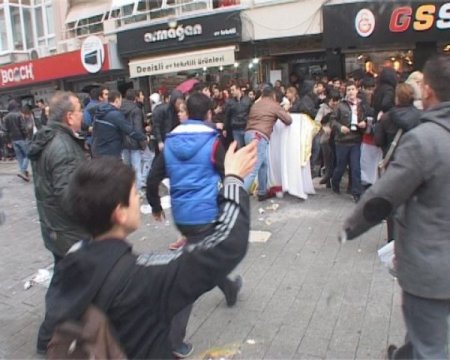 Göztepeliler Aydın’ın katıldığı imza gününde Galatasaray taraftarlarına saldırdı