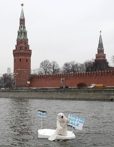 Greenpeace ayısı Moskova nehrinde Kremlin’den yardım istedi