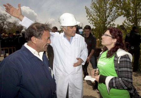 Greenpeace Üyeleri: Atık Metalin Yükünün Kaldırılması Zor