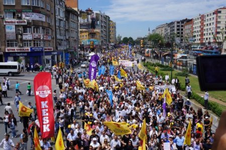 Grev Yapan Memurlar Halay Çekti