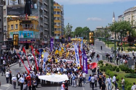 Grev Yapan Memurlar Halay Çekti