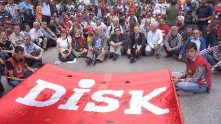 Grevci sendikalar, davul-zurna eşliğinde halay çekti