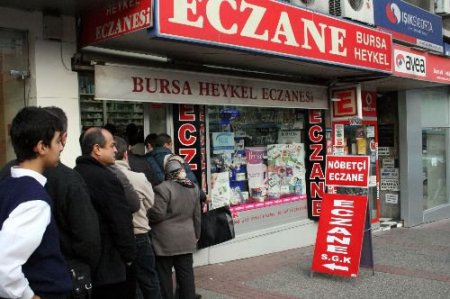 Grevden Dolayı Nöbetçi Eczanelerin Önünde Uzun Kuyruklar Oluştu