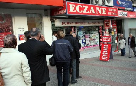 Grevden Dolayı Nöbetçi Eczanelerin Önünde Uzun Kuyruklar Oluştu