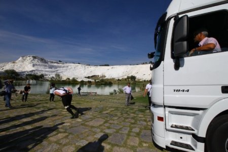 Güçlerini Pamukkale'de tır çekerek gösterdiler