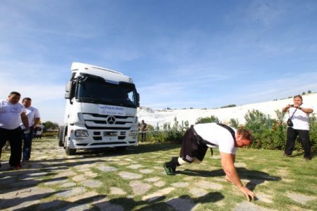 Güçlerini Pamukkale'de tır çekerek gösterdiler