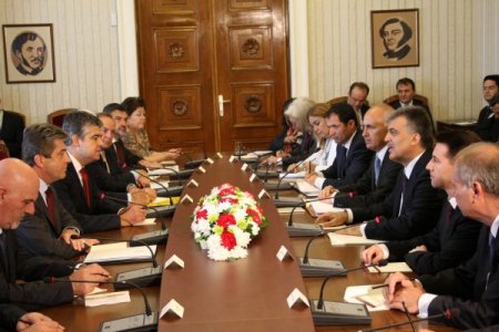 Gül, Bulgaristan'da Resmi Törenle Karşılandı