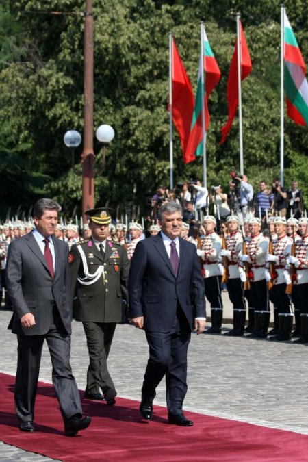 Gül, Bulgaristan'da Resmi Törenle Karşılandı