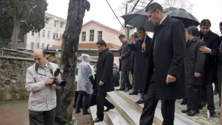 Gül, Cuma namazını Yeniköy Camii'nde kıldı