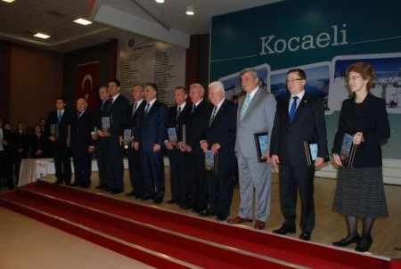 Gül, Kocaeli'de Hayırseverlere Plaket Verdi