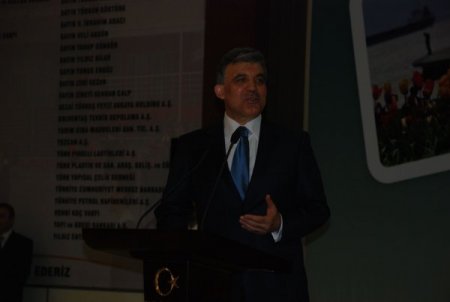 Gül, Kocaeli'de Hayırseverlere Plaket Verdi