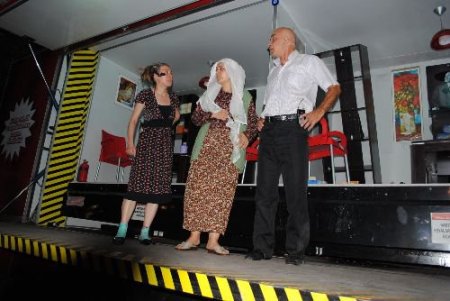 'gül Ananın Heyheyleri' Oyunu Halkın Depreme Bakış Açısını Değiştiriyor