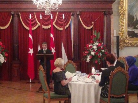 Gül: Şehitliğimize gösterdiğiniz itinadan dolayı teşekkür ederim