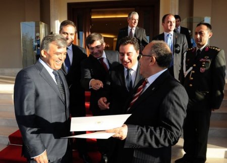 Gül ve bakanlardan 'neşeli' kare