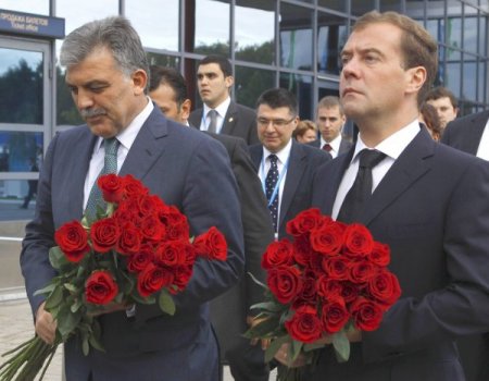 Gül Ve Medvedev Uçak Kazasında Ölenler Anısına Karanfil Bıraktı