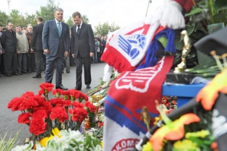 Gül Ve Medvedev Uçak Kazasında Ölenler Anısına Karanfil Bıraktı