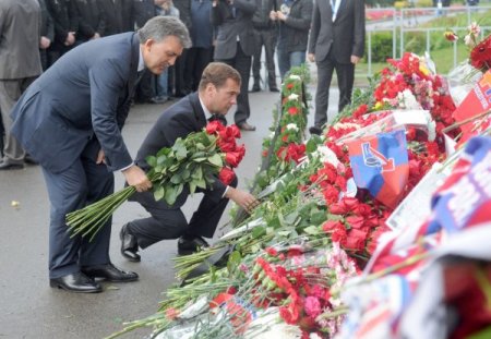 Gül Ve Medvedev Uçak Kazasında Ölenler Anısına Karanfil Bıraktı