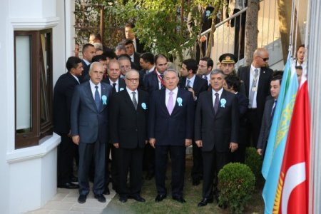 Gül ve Nazarbayev, Türk Konseyi'nin bayrağını göndere çekti