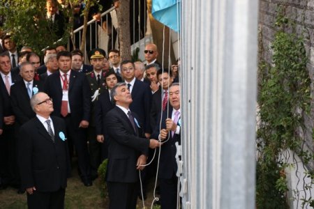 Gül ve Nazarbayev, Türk Konseyi'nin bayrağını göndere çekti