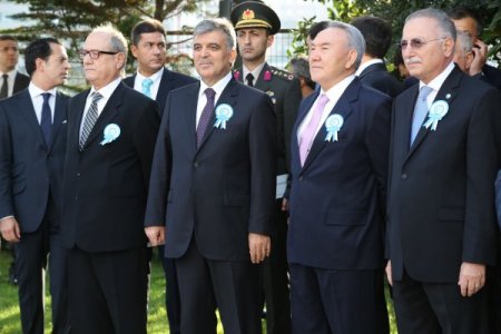 Gül ve Nazarbayev, Türk Konseyi'nin bayrağını göndere çekti