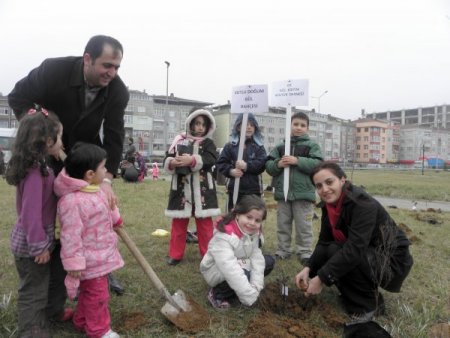 Gülder’li Minikler Sahil Parkı'nı Gül Bahçesine Çevirdi