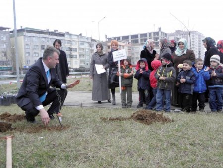Gülder’li Minikler Sahil Parkı'nı Gül Bahçesine Çevirdi