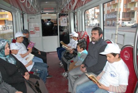 Gülen Yüzler, Kitap Okuyarak Örnek Olmaya Çalıştı