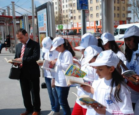 Gülen Yüzler, Kitap Okuyarak Örnek Olmaya Çalıştı