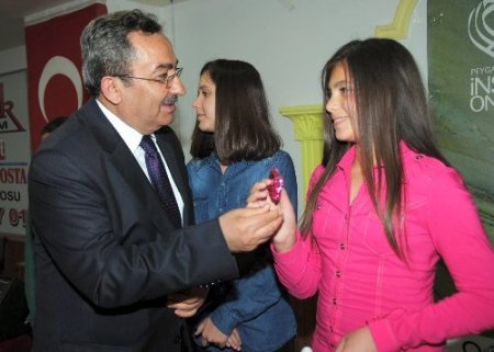 Gülleri Efendisi için yazdıkları şiir ve kompozisyonları okudular