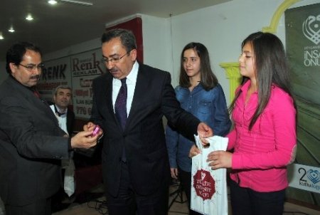 Gülleri Efendisi için yazdıkları şiir ve kompozisyonları okudular