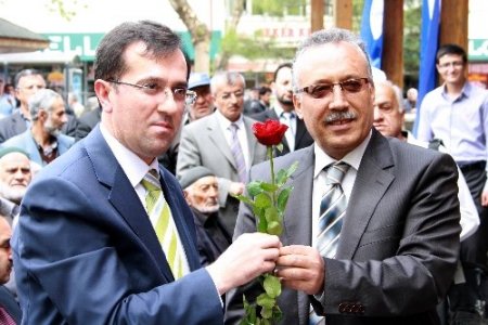 Güllerin Efendisi güllerle hatırlandı