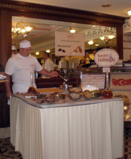 Güllüoğlu Hurma Suyundan Baklava Üretti