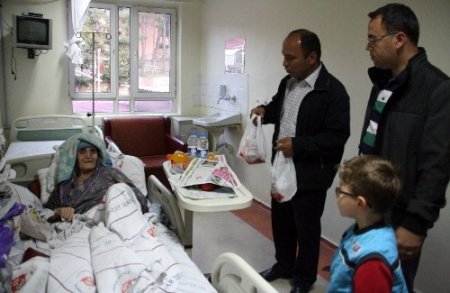 Gülnar Devlet Hastanesi'nde kandil simidi dağıttılar
