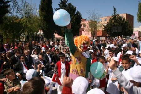 Gülnar'da 23 Nisan kutlamalarında palyaçolar ilgi gördü