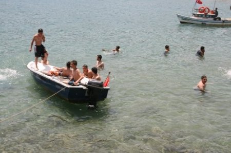 Gülnar'da öğrenciler SBS öncesinde denizde stres attı