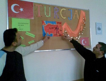 Gülpembe İlköğretim Okulu Polonya'dan Dünyaya 'yılbaşında Ağaç Kesilmesin' Çağrısı Yaptı