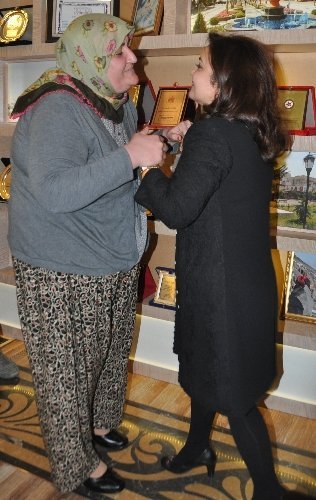 Gülsüm Kabadayı'ya rektörden yılın annesi plaketi