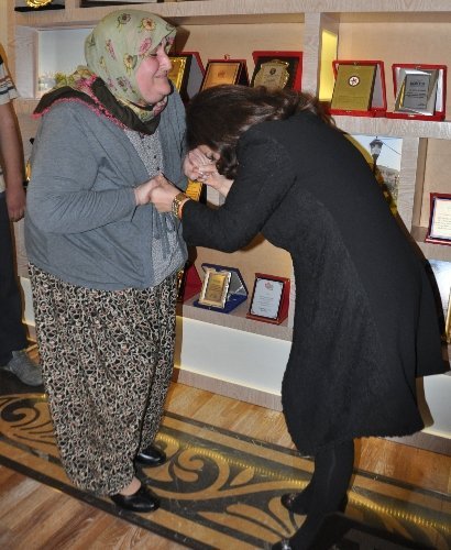 Gülsüm Kabadayı'ya rektörden yılın annesi plaketi